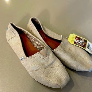 Women’s classic Tom’s shoe. Metallic size 9 1/2